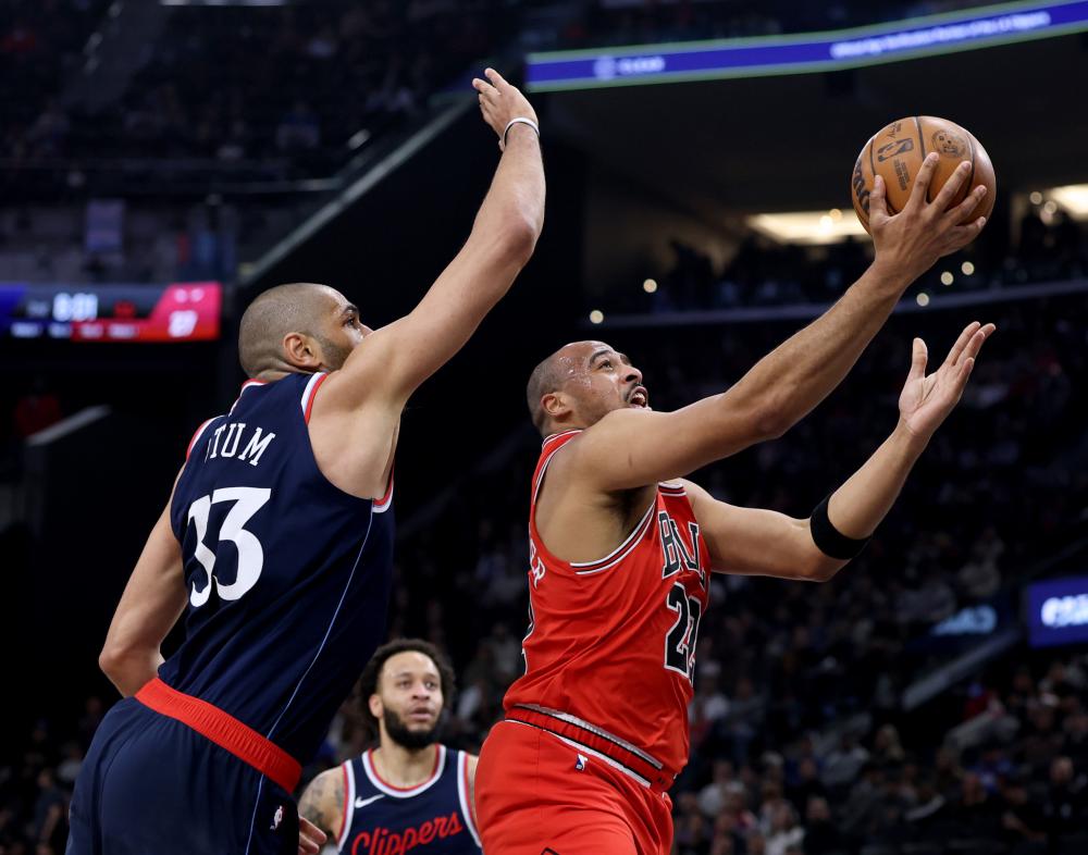 NBA超远进球top5都有谁？詹姆斯排第四！18年前曾飙中25米远进球